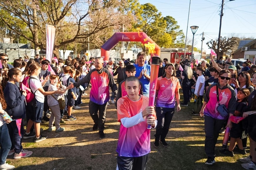 Vecinos y vecinas de Funes participaron de las actividades durante el paso de la antorcha.
