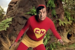 Roberto Gómez Bolaños, alias Chespirito, encarnando al antihéroe. Foto: Gentileza Netflix
