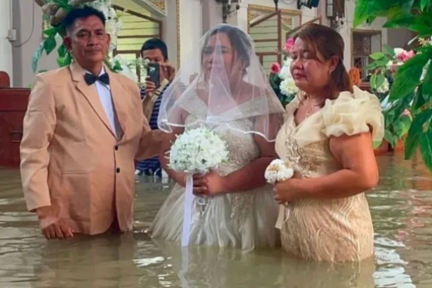 La novia junto a su familia en el altar.