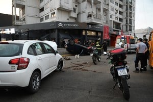 El último… hasta hoy. Así quedaron los dos vehículos involucrados en el choque de esta semana en la peligrosa esquina de la ciudad.
Manuel Fabatía.