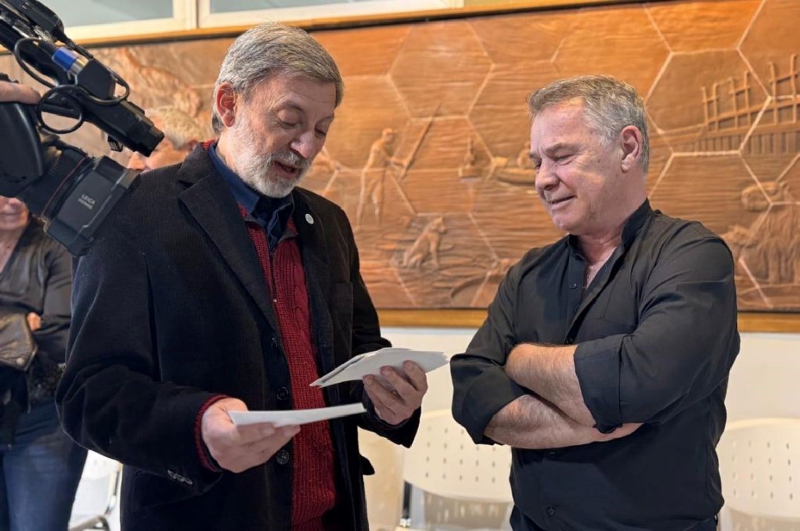 El decano de la FICH, Felipe Franco junto al fotógrafo Anichini.