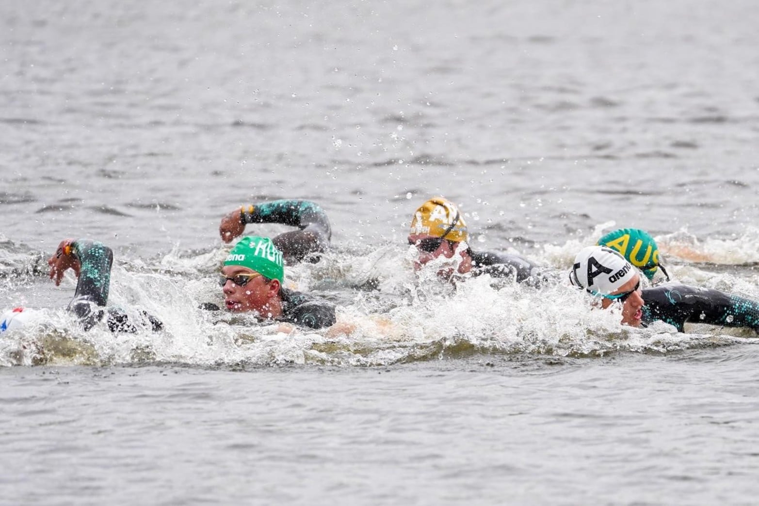 El lago del Parque del Sur recibe a  263 nadadores en el Mundial Junior de Aguas Abiertas.