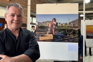 Jorge Eduardo Anichini, junto a su fotografía "Llevando agua al rancho. Comunidad Mocoví. Ángel Gallardo, Santa Fe", con la que obtuvo el primer premio.
