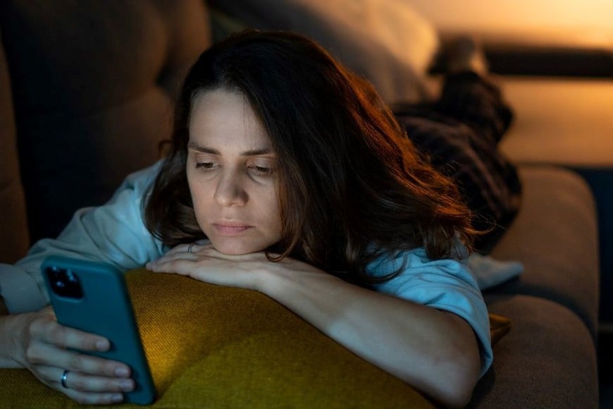 La persona busca información para sentirse más segura y entender qué está pasando