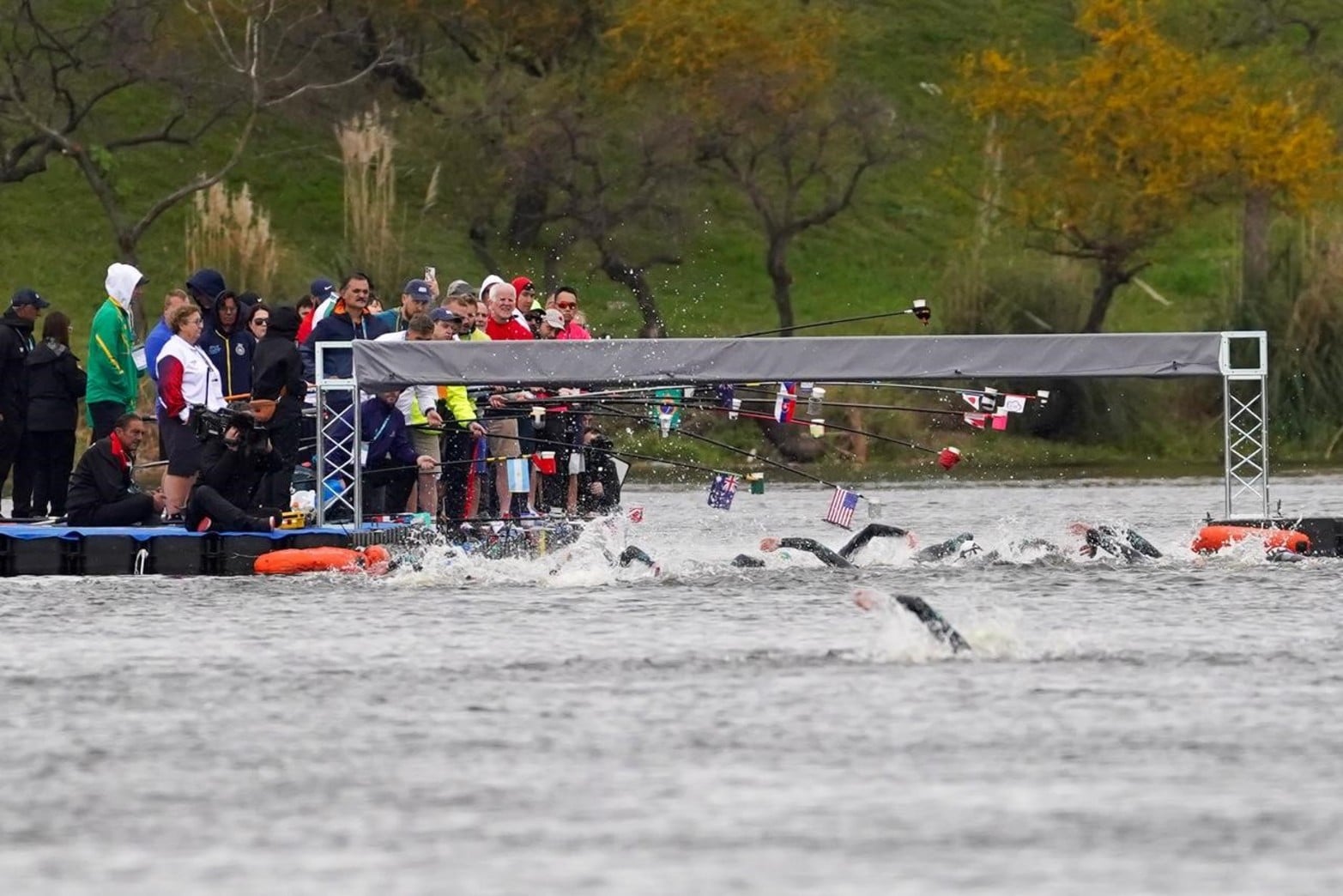 El lago del Parque del Sur recibe a  263 nadadores en el Mundial Junior de Aguas Abiertas.