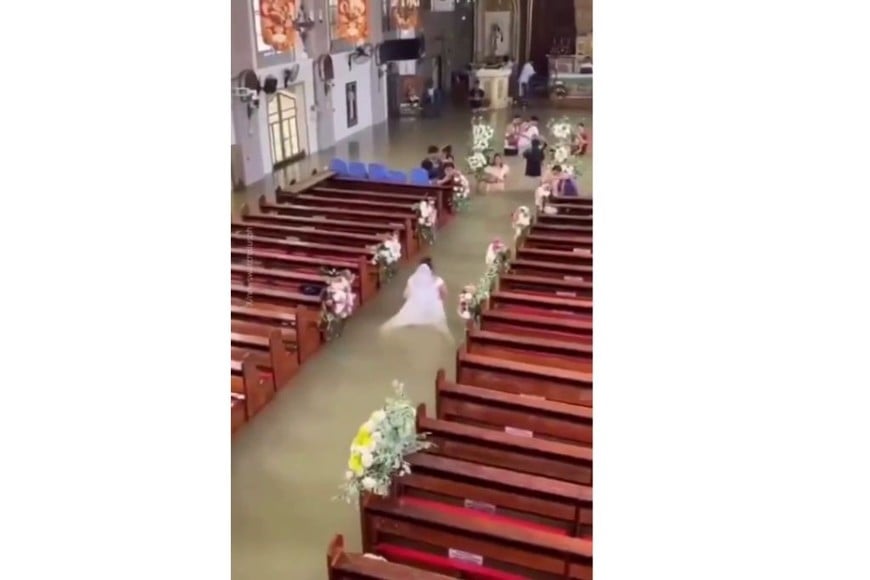 La novia caminado hacia el altar completamente inundado.