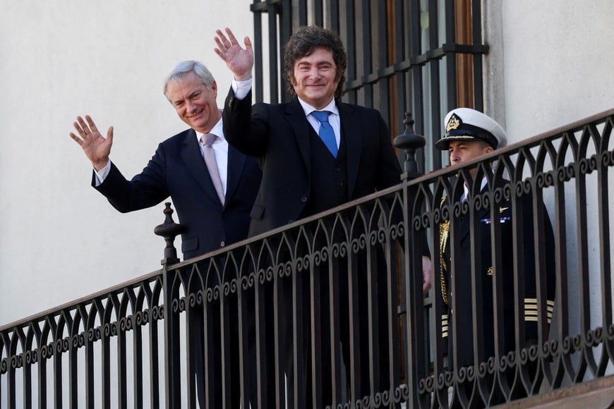 Chile's President Jose Antonio Kast and Argentina's President Javier Milei wave before their meeting at La Moneda Palace in Santiago, Chile, September 3, 2026. REUTERS/Pablo Sanhueza
