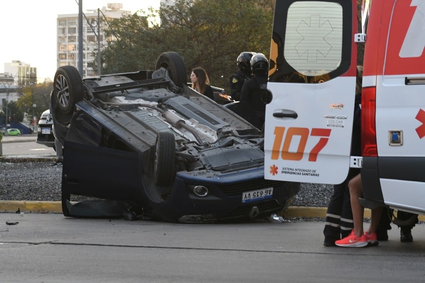 Ruedas para arriba quedó este auto en el último choque. Manuel Fabatía.