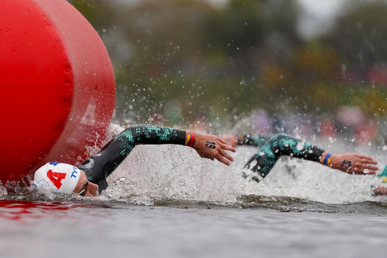 El lago del Parque del Sur recibe a  263 nadadores en el Mundial Junior de Aguas Abiertas.