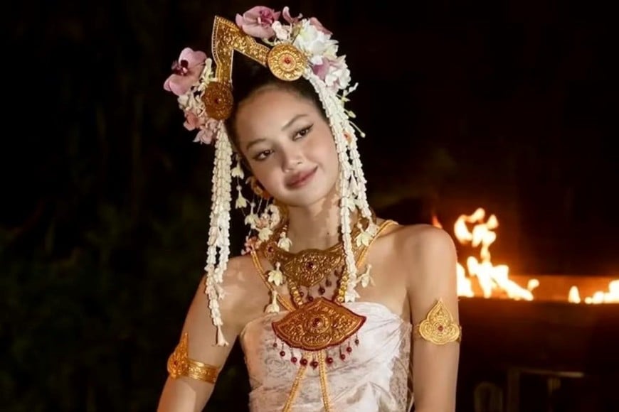 Lisa (Lalisa Manobal) como Mook en la tercera temporada, nominada a los Emmy, de la serie de HBO “The White Lotus”