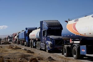 Las filas de camiones reflejan las dificultades para conseguir diésel en Bolivia.