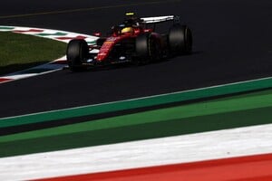 Lewis Hamilton al volante de la Ferrari SF-26 en Monza, donde la escudería estrenó una evolución de su unidad de potencia y una configuración aerodinámica de baja resistencia. REUTERS/Jakub Porzycki TPX IMAGES OF THE DAY