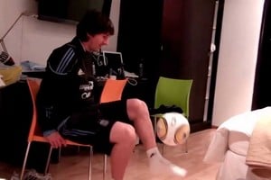 Messi la tiene atada en un video inédito.