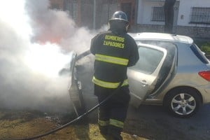 Cuando los bomberos pudieron extinguir las llamas, los daños en el auto eran importantes. Foto: El Litoral