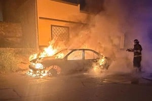 Incendio de un automóvil en Goyena y Zavalla. Foto: Gentileza