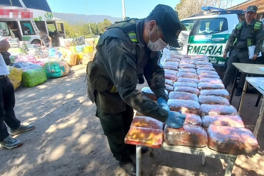 Los efectivos detectaron anomalías en varios peluches transportados en un bulto.