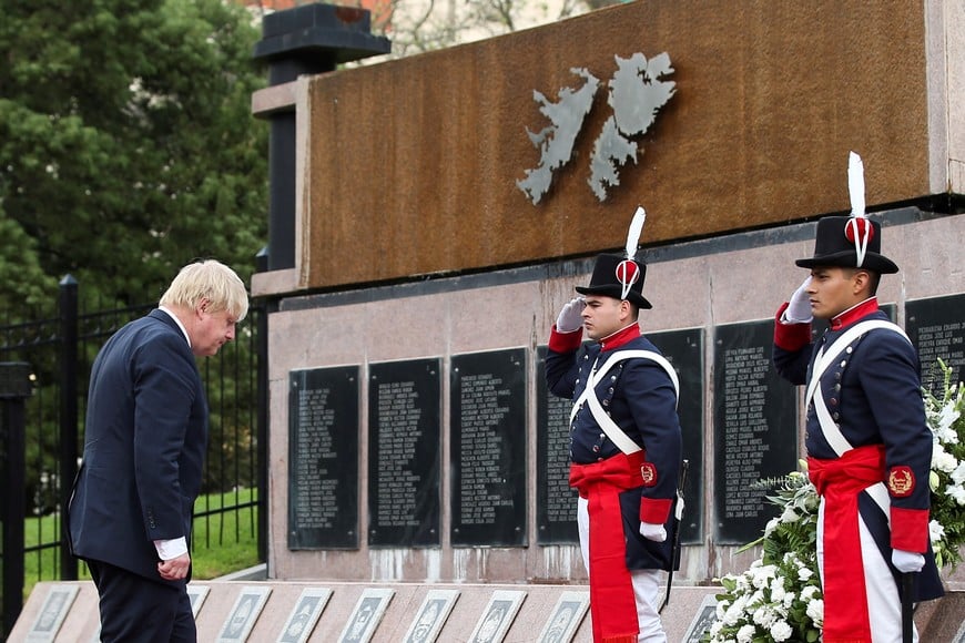 British Foreign Secretary Boris Johnson pays homage to Argentine soldiers who died in the 1982 conflict between Britain and Argentina at the memorial dedicated to them in downtown Buenos Aires, Argentina, May 20, 2018. REUTERS/Agustin Marcarian ciudad de buenos aires Boris Johnson canciller del reino unido visita argentina ceremonia en el monumento a los caidos en la guerra de malvinas