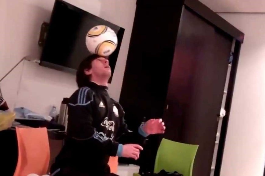 Filmado en una habitación, Messi se divierte con la pelota.