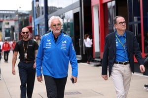 Briatore cuestionó la independencia de uno de los jueces de la FIA que intervino en el fallo que le quitó a Pierre Gasly el podio del Gran Premio de Mónaco.