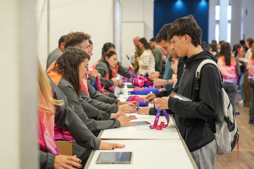 Juegos Suramericanos: Santa Fe dio la bienvenida y entregó los kits a los voluntarios