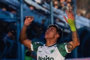 Junior Marabel participó en el primer gol y convirtió de penal el segundo tanto del Verde.