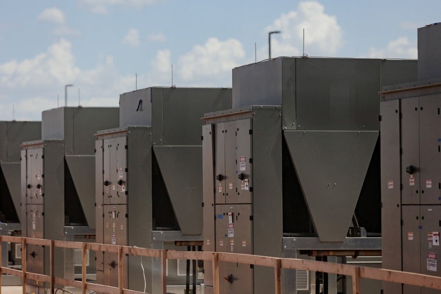 FILE PHOTO: Chillers that cool water are connected to a data center building during a tour of the OpenAI data center in Abilene, Texas, U.S., September 23, 2025. Each building is estimated to need 1 million gallons of water that it will recycle. REUTERS/Shelby Tauber/Pool/File Photo
