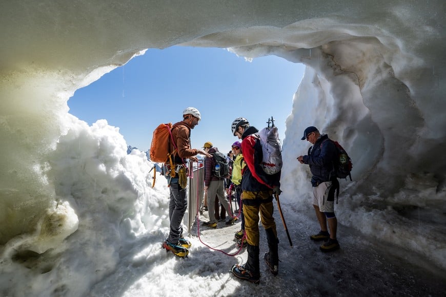 Alpinists and tourists gather at the Aiguille du Midi, overlooking Mont Blanc, during a heatwave in Chamonix, France, June 25, 2026, as temperatures exceeding 30°C at 1,000 metres altitude raise concerns about glacier melt, safety, and the impact on the Alpine environment. REUTERS/Pierre Albouy