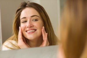 Una rutina sencilla ayuda a mantener el rostro hidratado y luminoso.