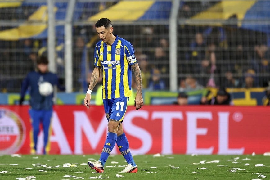 Soccer Football - Copa Libertadores - Round of 16 - First Leg - Rosario Central v Corinthians - Estadio Gigante de Arroyito, Rosario, Argentina - August 13, 2026
Rosario Central's Angel Di Maria walks off the pitch at the end of the match REUTERS/Agustin Marcarian