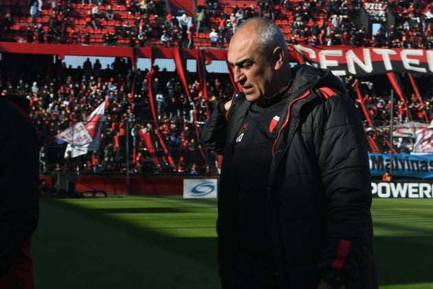 Delfino, tras la derrota de Colón, enfatizó en la necesidad de más convicción y amor propio para plasmar en cancha lo trabajado en los entrenamientos. Foto: Carolina Niklison