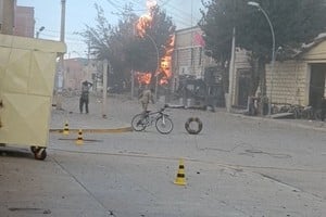An explosion at a military unit in Viacha, Bolivia September 4, 2026, in this screengrab taken from a social media video. Red Siglo XXI/via REUTERS THIS IMAGE HAS BEEN SUPPLIED BY A THIRD PARTY. MANDATORY CREDIT. NO RESALES. NO ARCHIVES.
Verification lines: Location verified by buildings, trees, road layout and utility poles that matched. archive and satellite imagery.
Date verified by original file metadata.
Bolivian Defence Ministry said in a statement that the explosion took place on September 4.