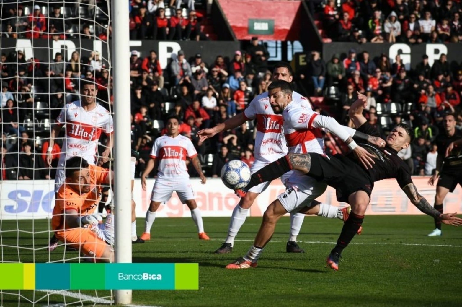 Casi gol en el primer tiempo.