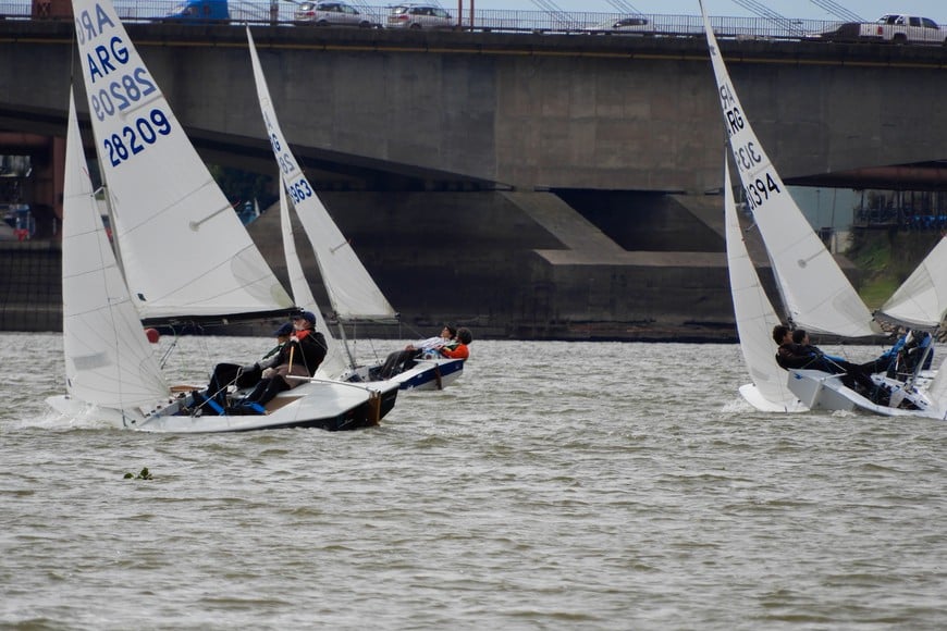 Los veleros de la clase snipe son una de las categorías que competirán en los Juegos, y este sábado realizaban una regata del campeonato local de la clase.
Victoria Cristina (archivo).