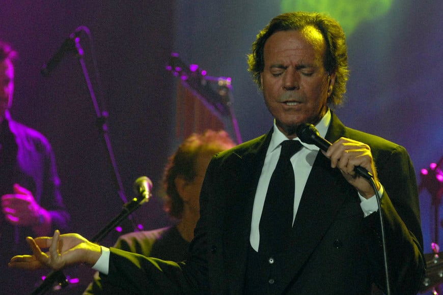 rosario 11_04_07 el idolo del romanticismo y la balada, el espaol, julio iglesias, present anoche en rosario, en el teatro broadway, el disco "romantic classics" y todos sus exitos. en el marco de la gira mundial que comenz en los angeles._ foto: sebastin granata_tlam_jdc julio iglesias cantante español recital rosario santa fe musica cantante recital promocion disco romantic classics