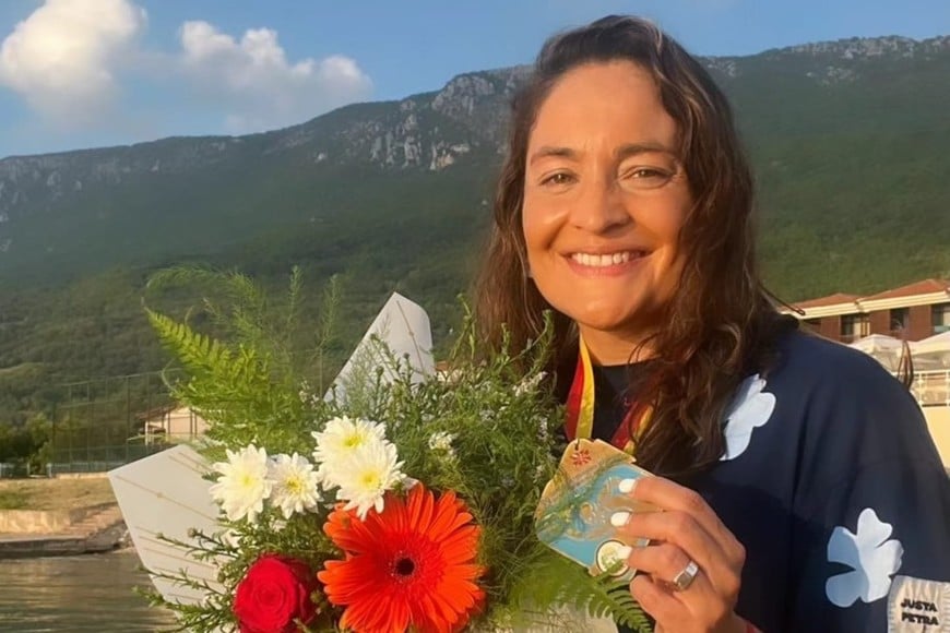 La santafesina Vanesa García se muestra orgullosa de su logro en la tradicional prueba macedónica.