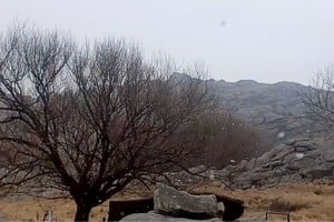 Pequeños copos comenzaron a caer este sábado en el Cerro Champaquí.
