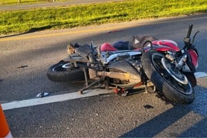 Un hombre de 36 años murió al chocar su moto contra un camión.