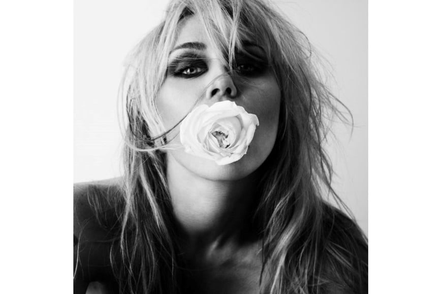 Portada del single “Bass Persuades” de Miley (Cyrus)
