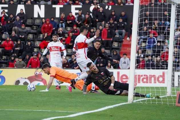 El partido fue parejo y Colón hasta tuvo dos opciones muy claras para convertir. Foto: Fernando Nicola