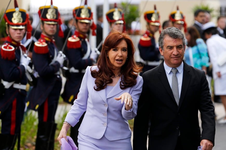 Argentina's President Cristina Fernandez de Kirchner (L) and Entre Rios province Governor Sergio Urribarri arrive for the Southern Common Market (MERCOSUR) trade bloc annual presidential 47th summit in Parana, north of Buenos Aires December 17, 2014. REUTERS/Enrique Marcarian (ARGENTINA - Tags: POLITICS) parana entre rios cristina fernandez Horacio Cartes 47 cumbre del mercosur presidentes de argentina y paraguay