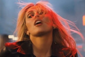 Una escena del video, dirigido por el fotógrafo y habitual colaborador de la cantante. Foto: Gentileza Mert Alas