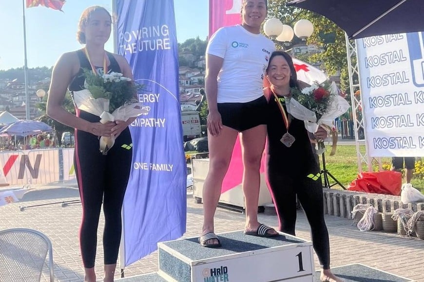 El podio en Macedonia. La prueba fue ganada por la barilochense Mayte Puca, mientras que la santafesina Vanesa García ocupó el tercer lugar.