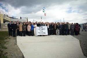 Los rectores en el Museo Malvinas, en Bariloche, con la bandera de apoyo a la causa. Foto: Gentileza CIN