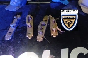 Algunos de los herrajes de bronce recuperados por la policía. Foto: El Litoral