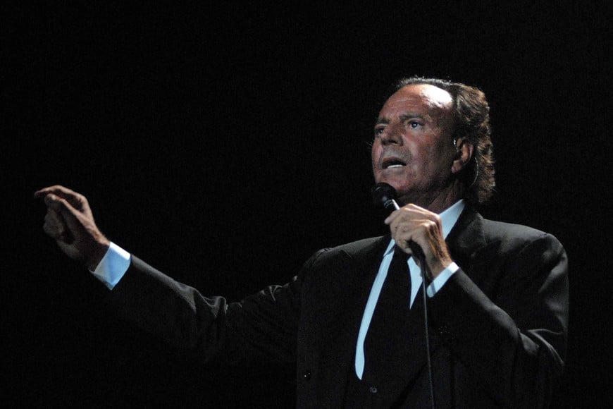 tlam rosario 11_04_07 el idolo del romanticismo y la balada, el espaol, julio iglesias, present anoche en rosario, en el teatro broadway, el disco "romantic classics" y todos sus exitos. en el marco de la gira mundial que comenz en los angeles._ foto: sebastin granata_tlam_jdc julio iglesias cantante español recital rosario santa fe musica cantante recital promocion disco romantic classics