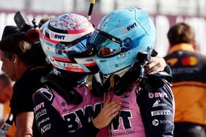 Colapinto Gasly celebran la mejor clasificación de Alpine en Monza. Crédito: REUTERS.