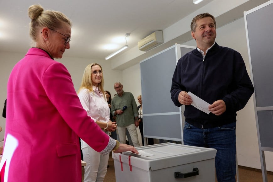 Saxony-Anhalt State Prime Minister and Christian Democratic Union (CDU) top candidate Sven Schulze stands before casting his vote in the Saxony-Anhalt state elections in Magdeburg, Germany, September 6, 2026. REUTERS/Christian Mang TPX IMAGES OF THE DAY