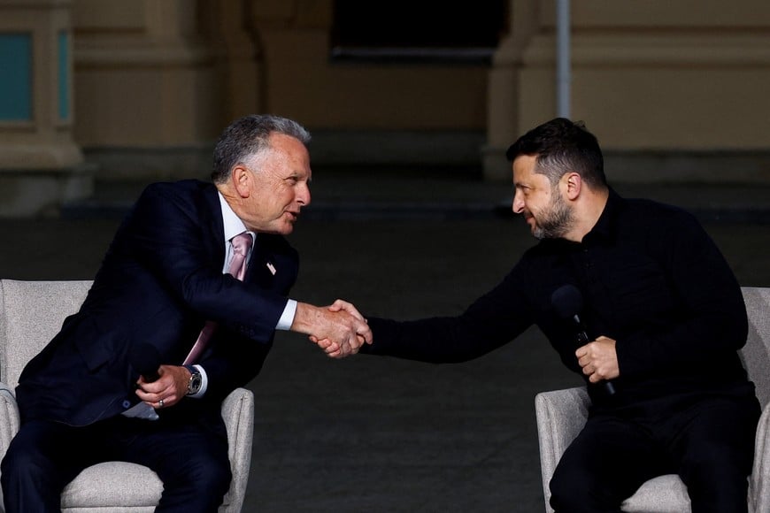 Ukraine's President Volodymyr Zelenskiy and U.S. Special Envoy Steve Witkoff shake hands after a joint news conference with Jared Kushner, U.S. President Donald Trump's son-in-law (not pictured), amid Russia's attack on Ukraine, in Kyiv, Ukraine September 6, 2026. REUTERS/Valentyn Ogirenko