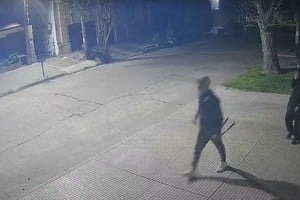 Uno de los delincuentes lleva una pinza corta-candados por la calle. Foto: Gentileza