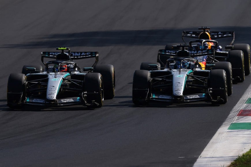 Formula One F1 - Italian Grand Prix - Autodromo Nazionale Monza, Monza, Italy - September 6, 2026
Mercedes' George Russell, Mercedes' Andrea Kimi Antonelli  and Red Bull's Max Verstappen in action during the race REUTERS/Claudia Greco